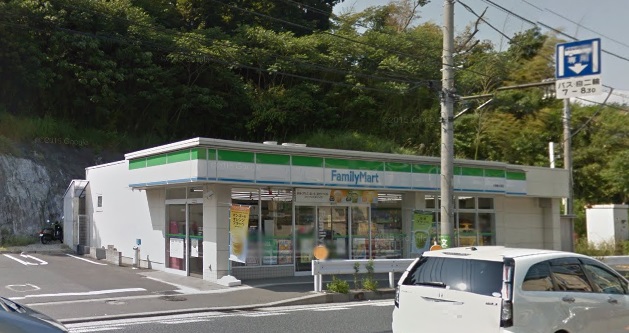 コンビニ　ファミリーマート小浦権太坂店（コンビニ）まで315m