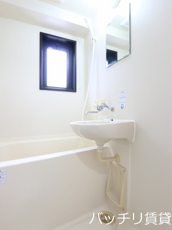 バス・シャワールーム　別号室タイプの為、現状を優先致します。