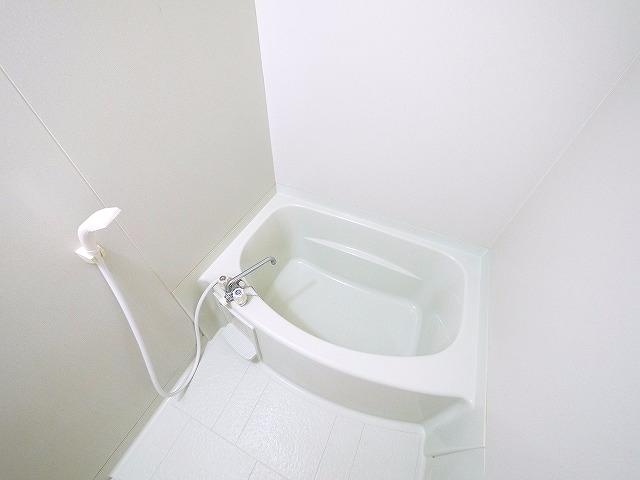 バス・シャワールーム　コンパクトで使いやすいお風呂です