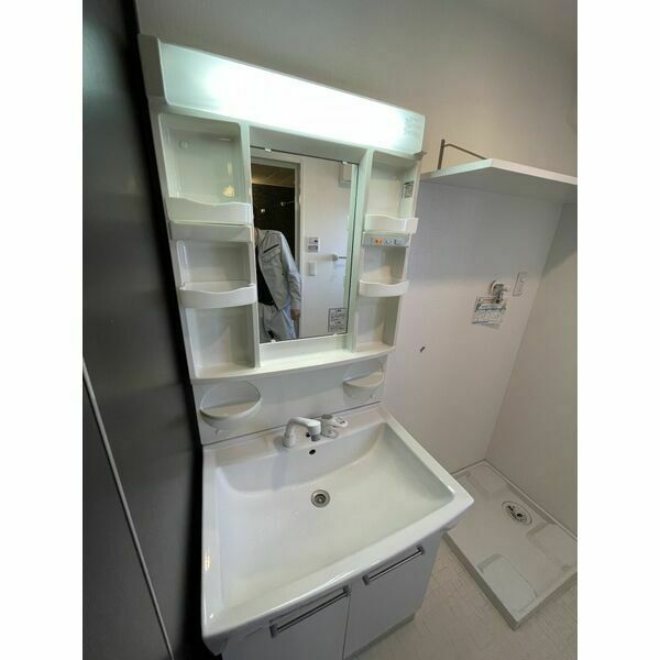 洗面設備　※写真は同じマンションの違う部屋のものになります。反転タイプ