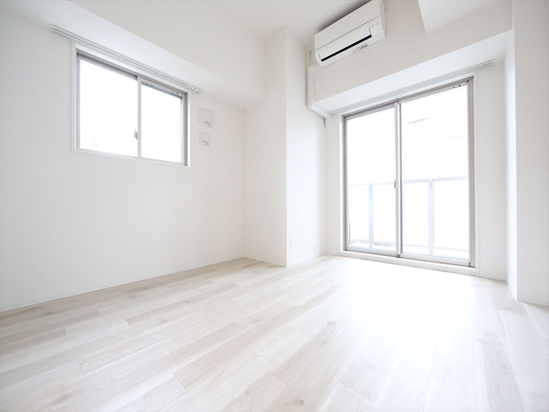 居室・リビング　洋室8.1帖　2面採光　エアコン完備　バルコニー