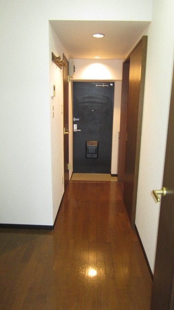 その他部屋・スペース　洋室からみた廊下です