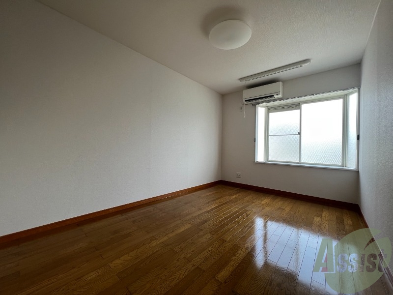 居室・リビング　７帖の洋室です。生活のメインとなる部屋ですね。