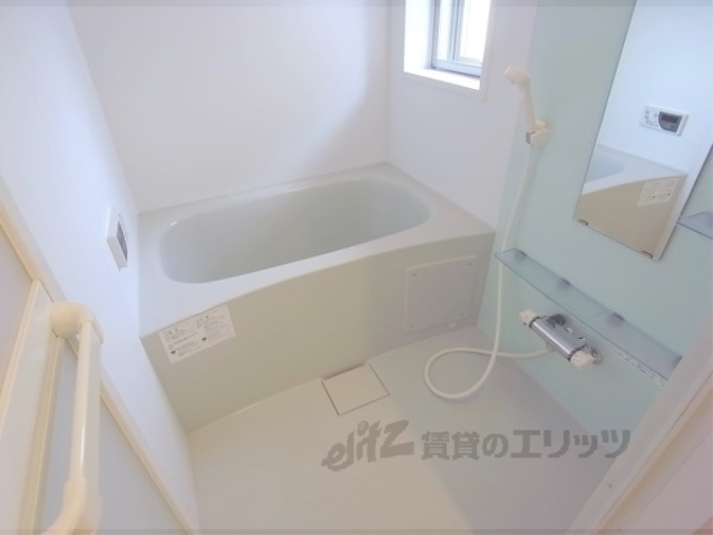 バス・シャワールーム　小窓もあり開放感のあるお風呂です