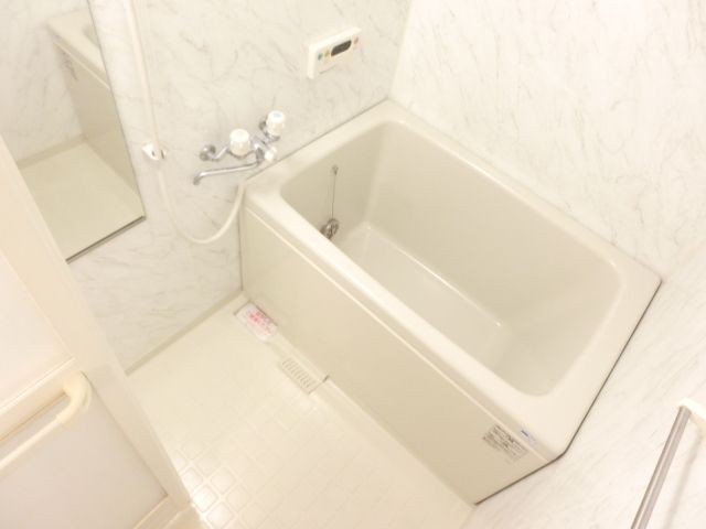 バス・シャワールーム　清潔感のあるバスルームです。