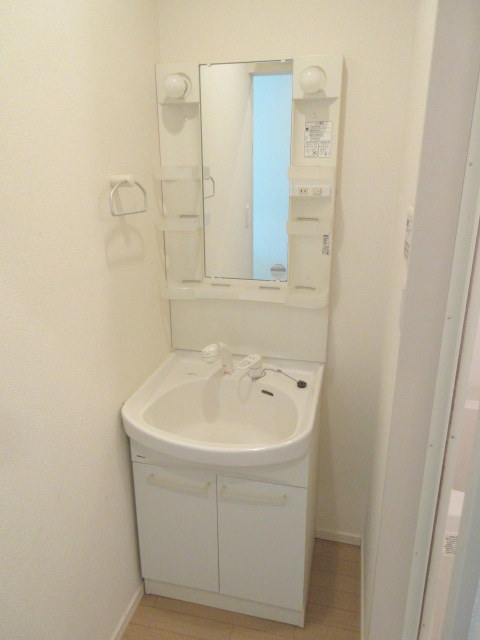 洗面設備　明るい洗面所です