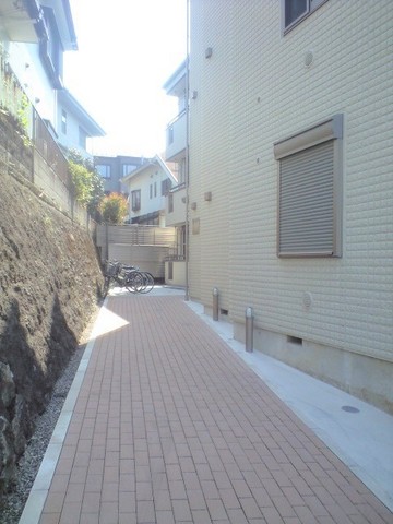 ロビー　オートロックまでのアプローチ