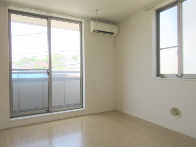 居室・リビング　２面採光の明るい洋室