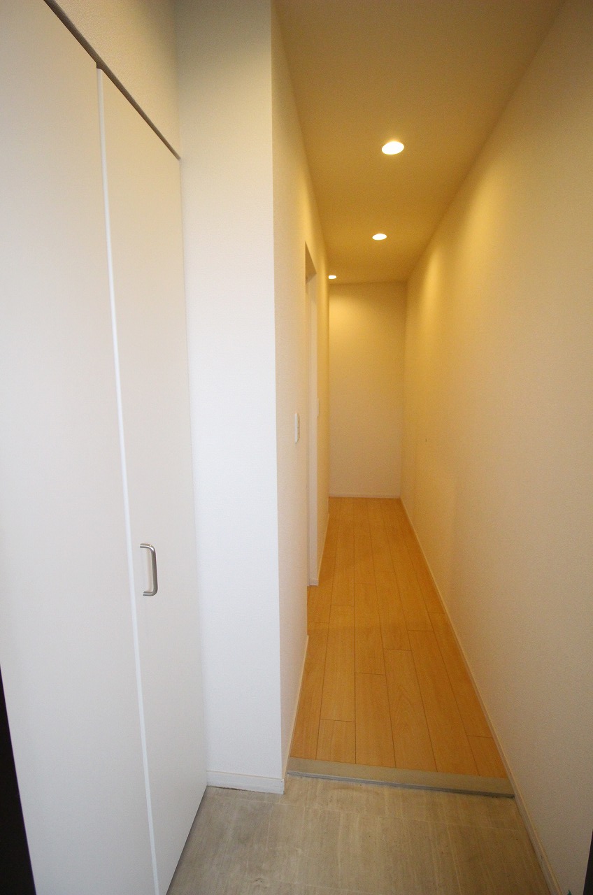 玄関　同物件、別タイプの部屋の写真です