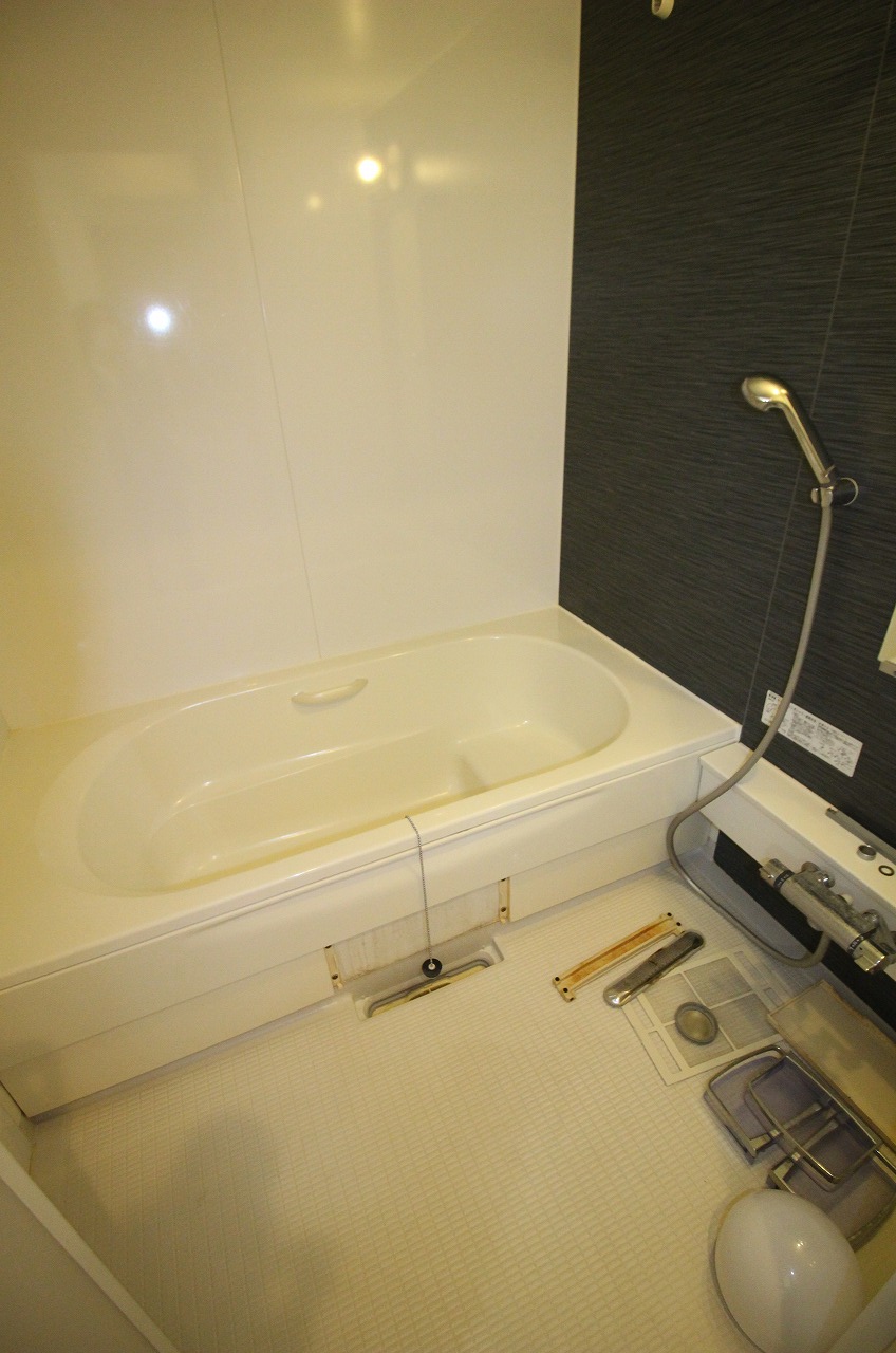 バス・シャワールーム　同物件、別タイプの部屋の写真です