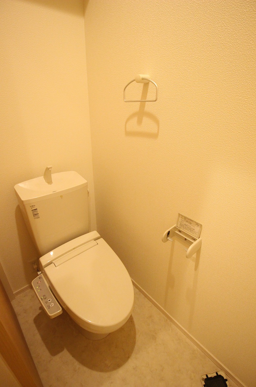 トイレ　同物件、別タイプの部屋の写真です