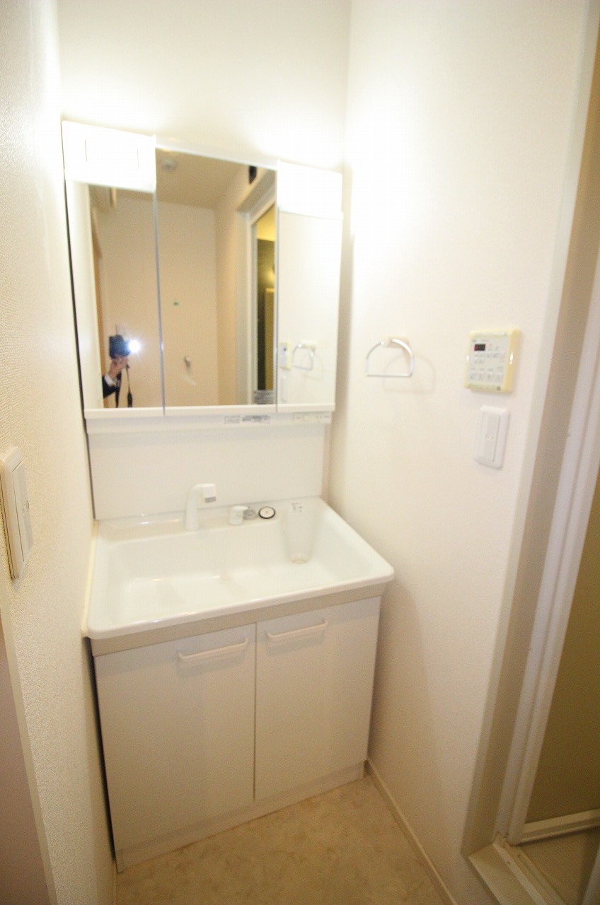 洗面設備　同物件、別タイプの部屋の写真です