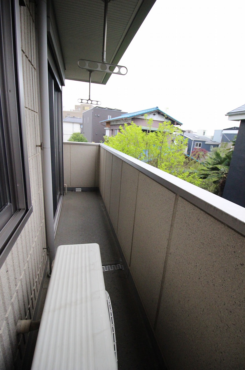 バルコニー　同物件、別タイプの部屋の写真です