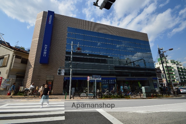 銀行　（株）みずほ銀行／経堂支店（銀行）まで690m