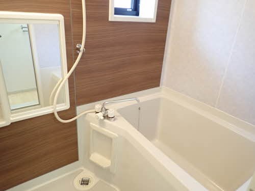 バス・シャワールーム　小窓付きで換気できます！