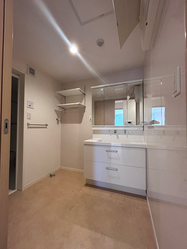 洗面設備　独立洗面台があり収納や朝晩の準備も快適に行えます！