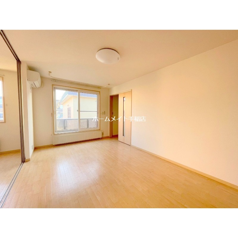 居室・リビング　明るい照明付きです！