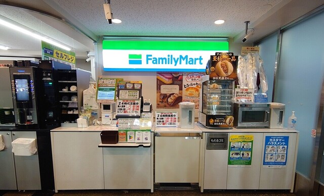 コンビニ　ファミリーマート明治神宮外苑／S店（コンビニ）まで380m