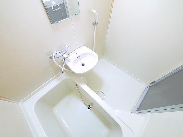 バス・シャワールーム　コンパクトで使いやすいお風呂です