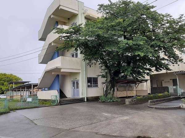 中学校　飯野小学校（中学校）まで900m