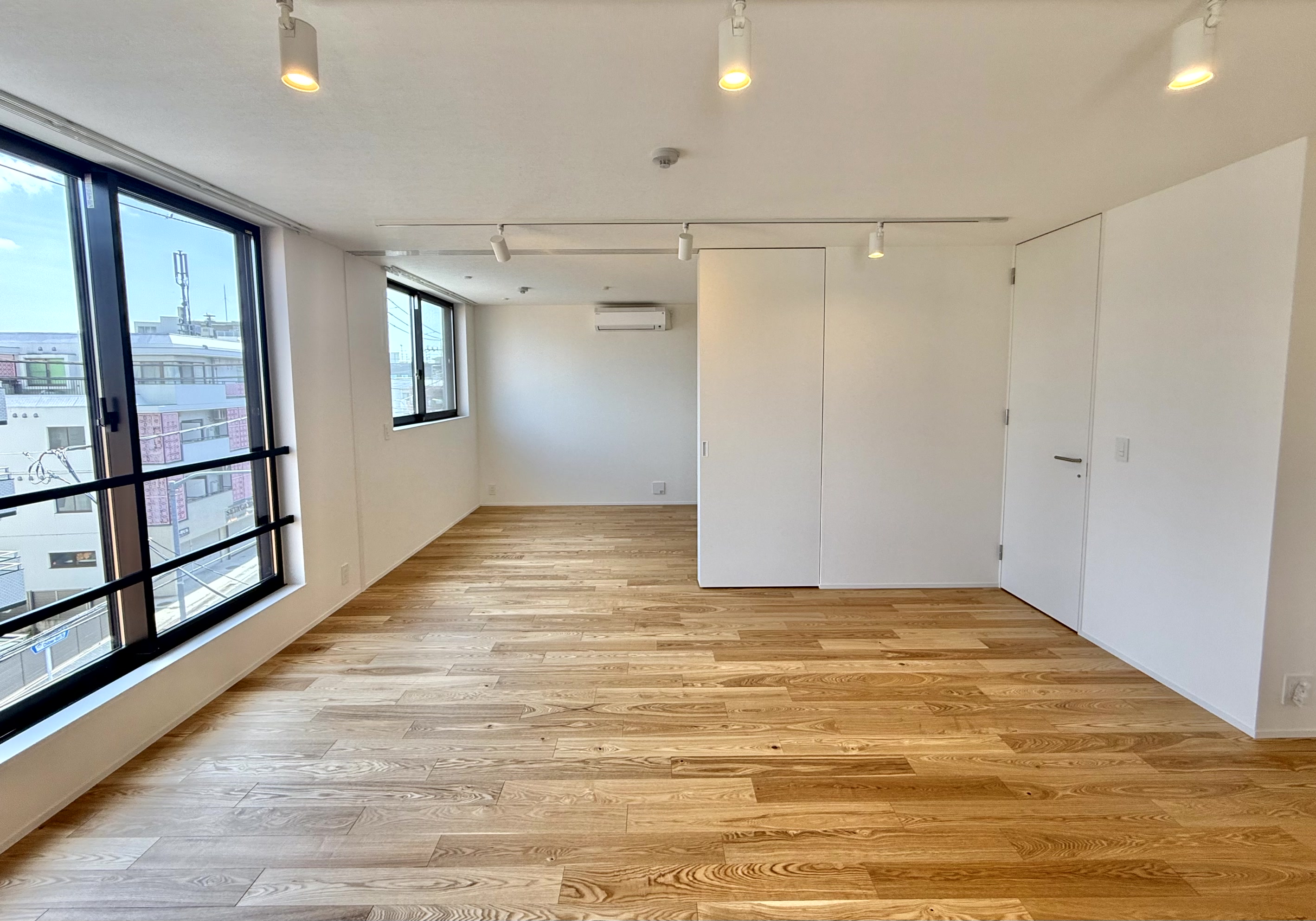 居室・リビング　Wi－Fi 無料、エアコン２台、Low-Eガラス、収納充実！