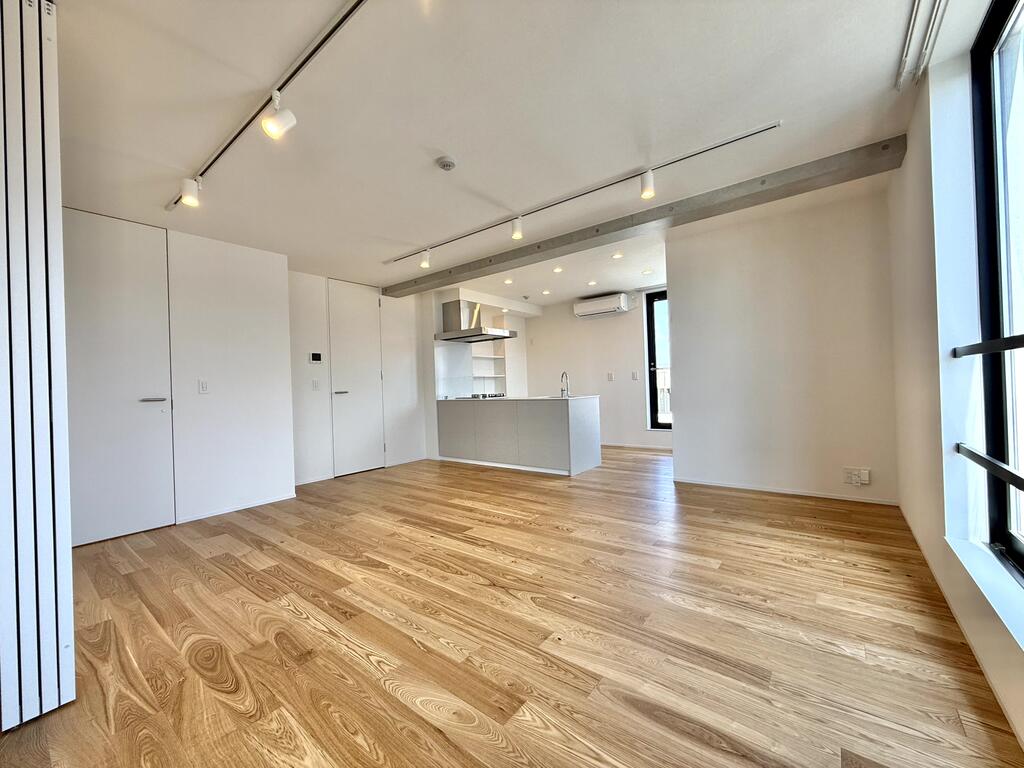 キッチン　ガスコンロ３口＋グリル有。ゆとりあるキッチンシンク