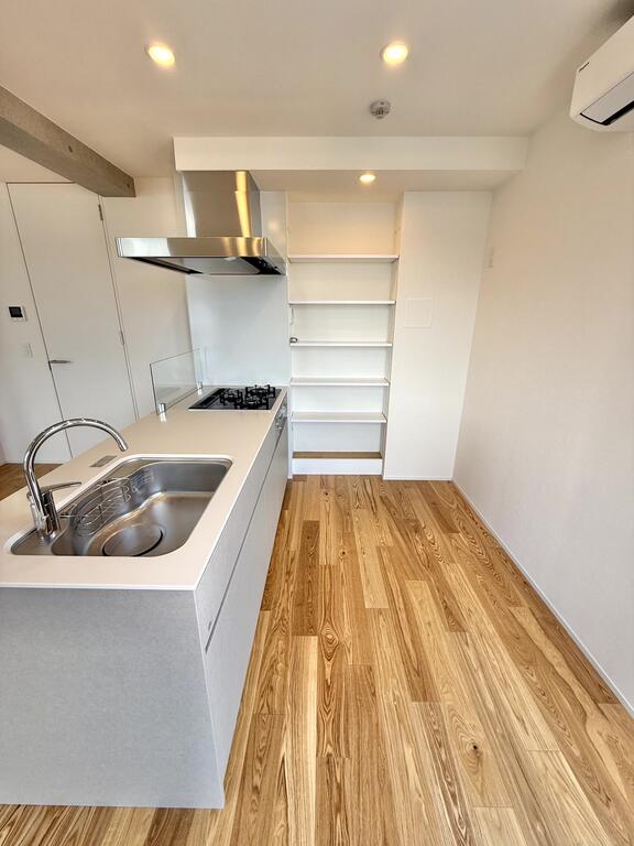 キッチン　ガスコンロ３口＋グリル有。ゆとりあるキッチンシンク