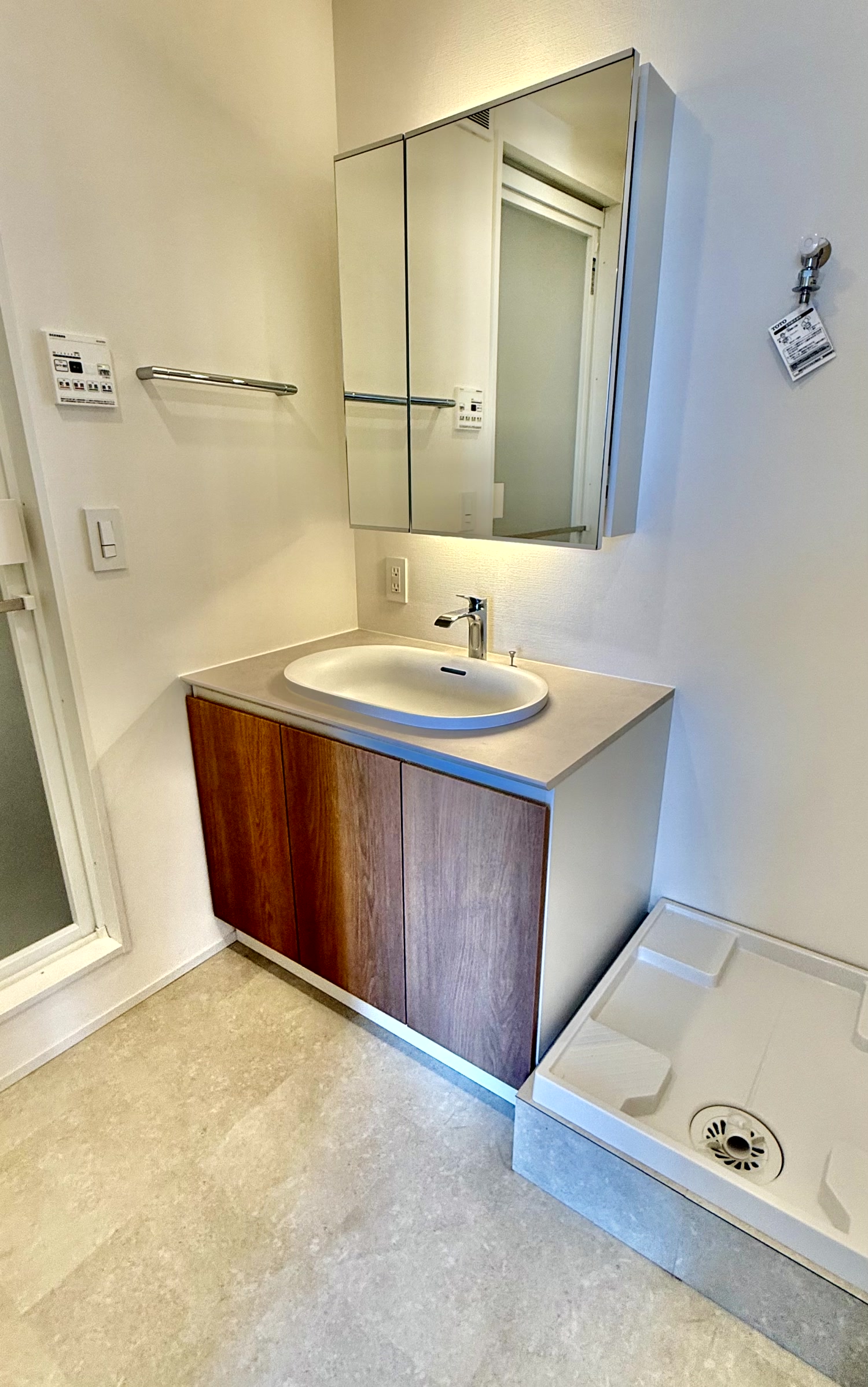 洗面設備　独立洗面台。他、浴室換気乾燥暖房機、２４H換気…等、設備充実