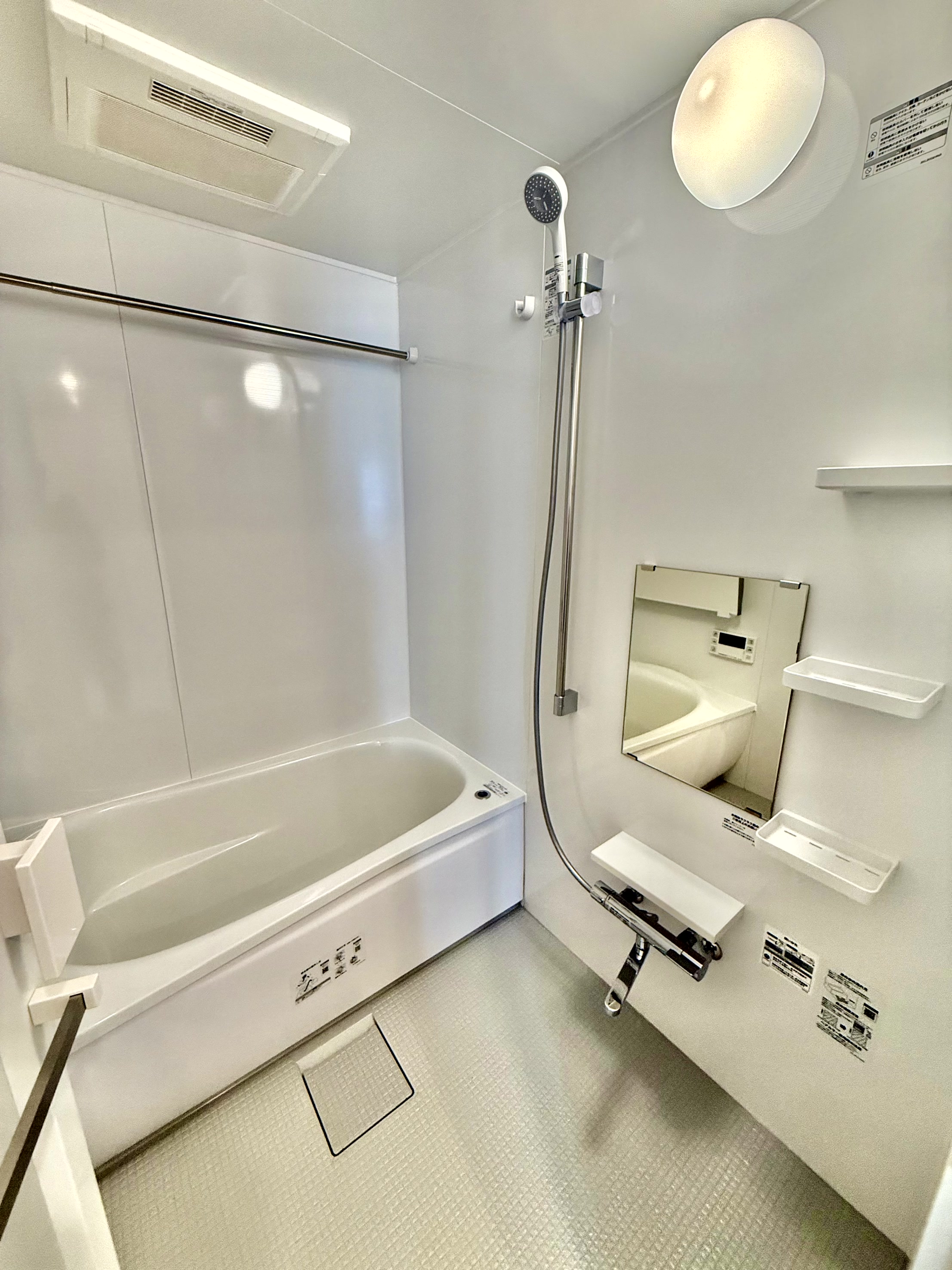 バス・シャワールーム　バストイレ別。浴室乾燥暖房、２４H換気システム…充実設備