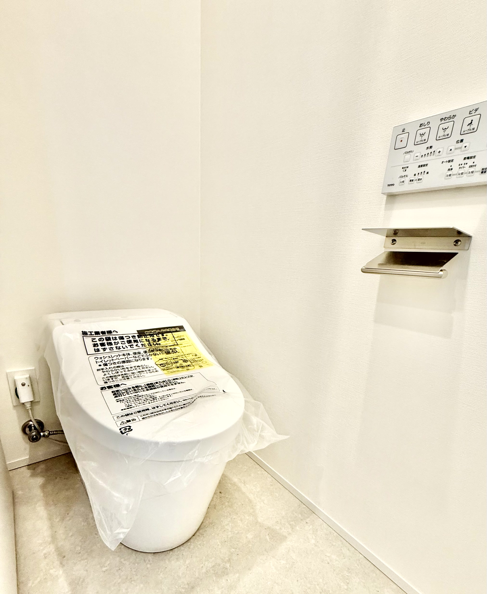 トイレ　バストイレ別。暖房洗浄便座。