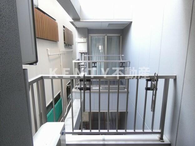 バルコニー　暖かな日差しのふりそそぐバルコニー