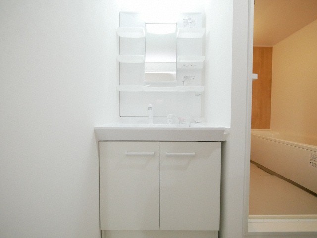 洗面設備　忙しい朝にうれしいシャンプードレッサー付きです♪