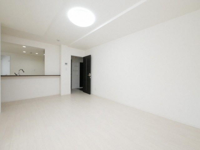 居室・リビング　白と黒を基調としたシンプルなリビングです♪