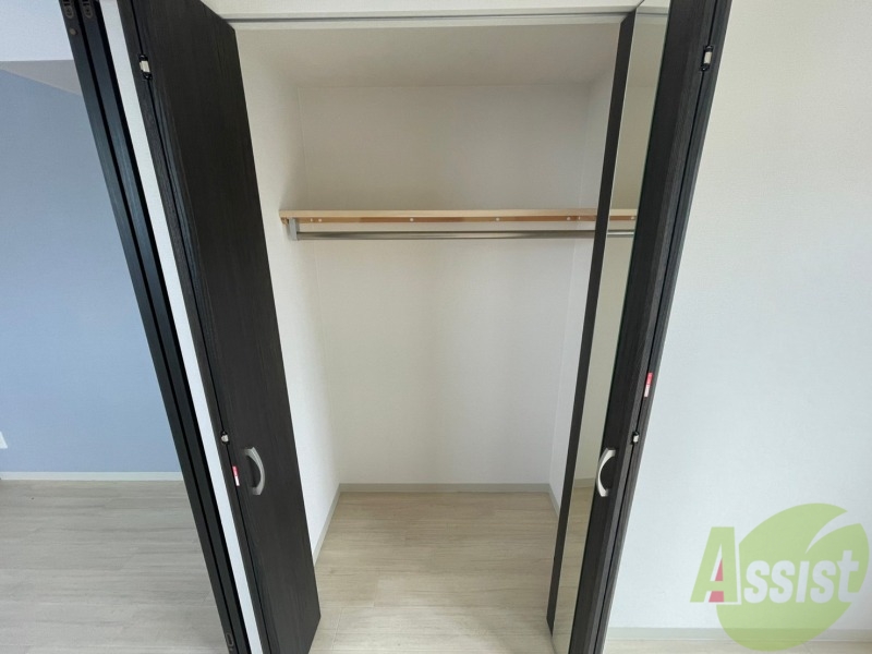 収納　こちらの収納にはハンガーをかけて服もしまえますね。　"