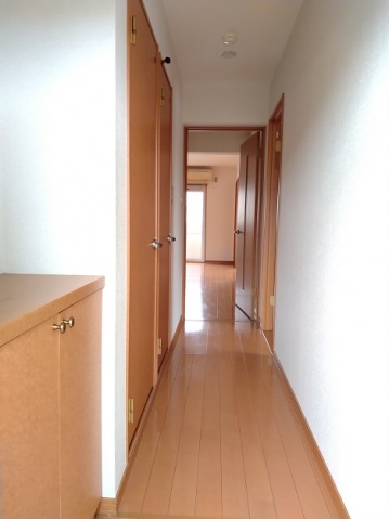 玄関　廊下があり、居室が見えにくい間取り。