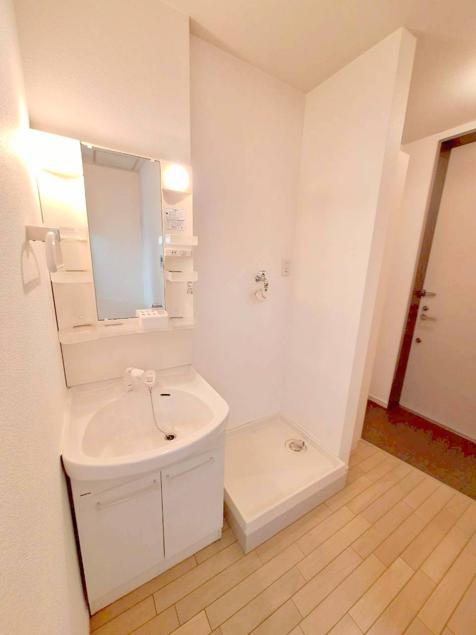 洗面設備　★シャンプードレッサー・洗濯機置場／同物件別号室写真★