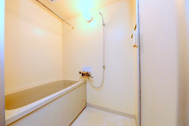 バス・シャワールーム　広々タイプのお風呂です♪