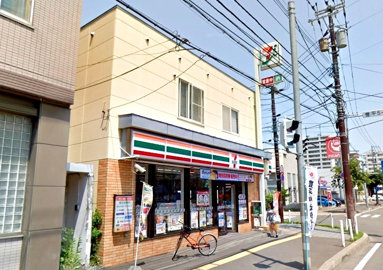 コンビニ　セブンイレブン豊平5条店（コンビニ）まで185m