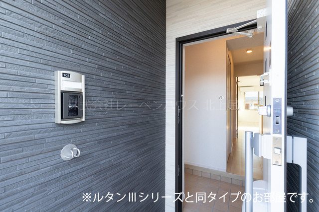 エントランス　お問い合わせは048-772-8202