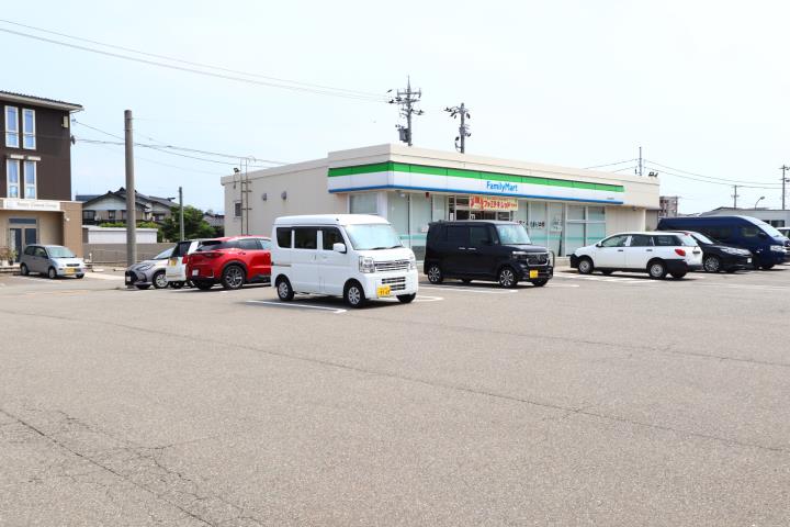 コンビニ　ファミリーマート金沢桜田町店（コンビニ）まで701m