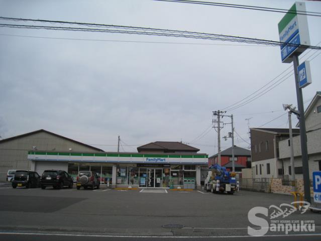 コンビニ　ファミリーマート（コンビニ）まで823m