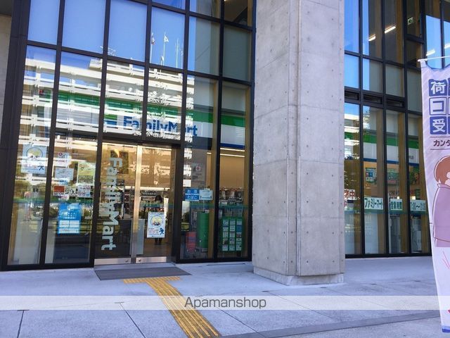 コンビニ　ファミリーマート（コンビニ）まで977m