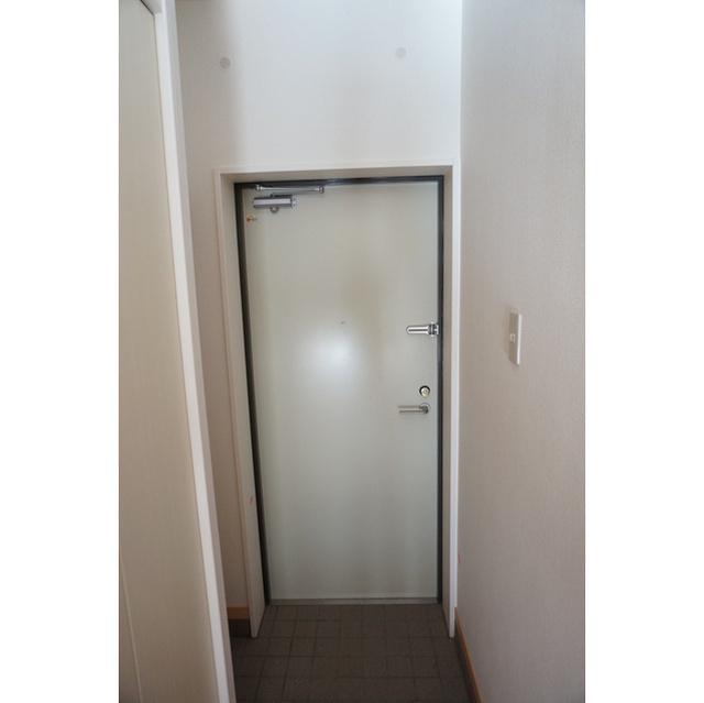 玄関　※同タイプの別部屋の写真です。