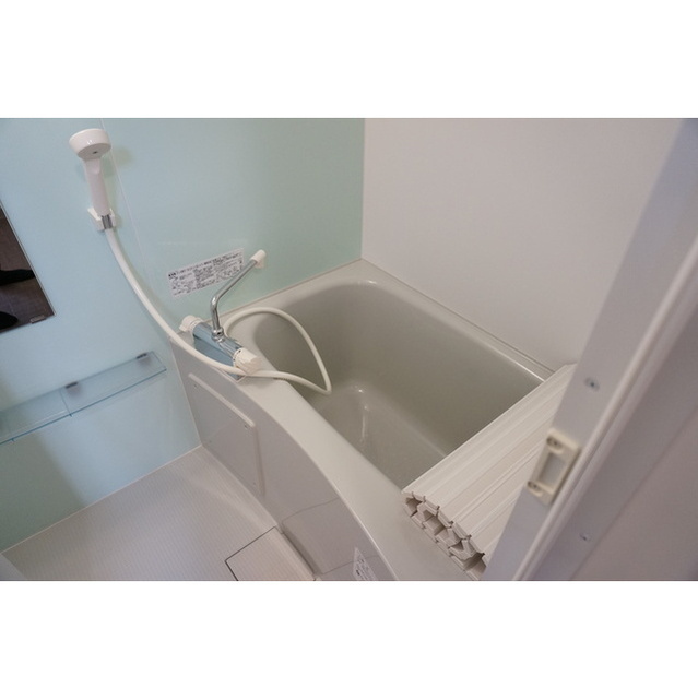 バス・シャワールーム　※同タイプの別部屋の写真です。