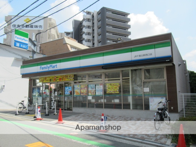 コンビニ　ファミリーマート（コンビニ）まで771m