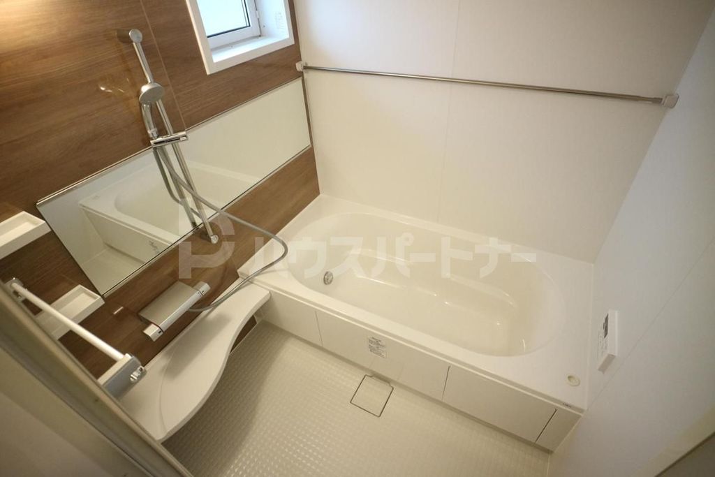 バス・シャワールーム　同物件別部屋の参考写真。