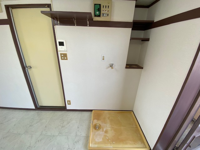 玄関　玄関横に洗濯機置場あります。