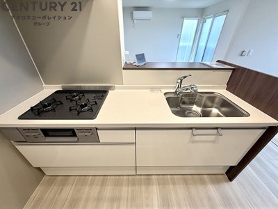 キッチン　収納豊富なシステムキッチン3口ガスコンロ