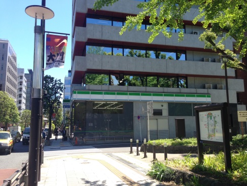 コンビニ　ファミリーマート芝増上寺前店（コンビニ）まで125m