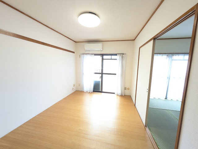 その他部屋・スペース　ウッドカーペット仕様。ＬＥＤ照明設置、南側に窓のある一室。
